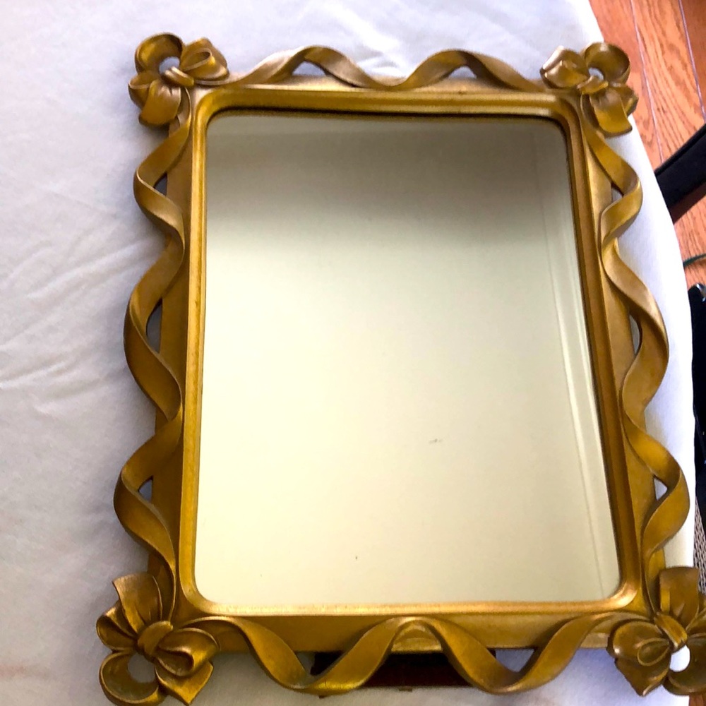 VTG SYROCO TABLETOP EASEL GOLD MIRROR FEMININE CORNER BOW GOOD CONDITION